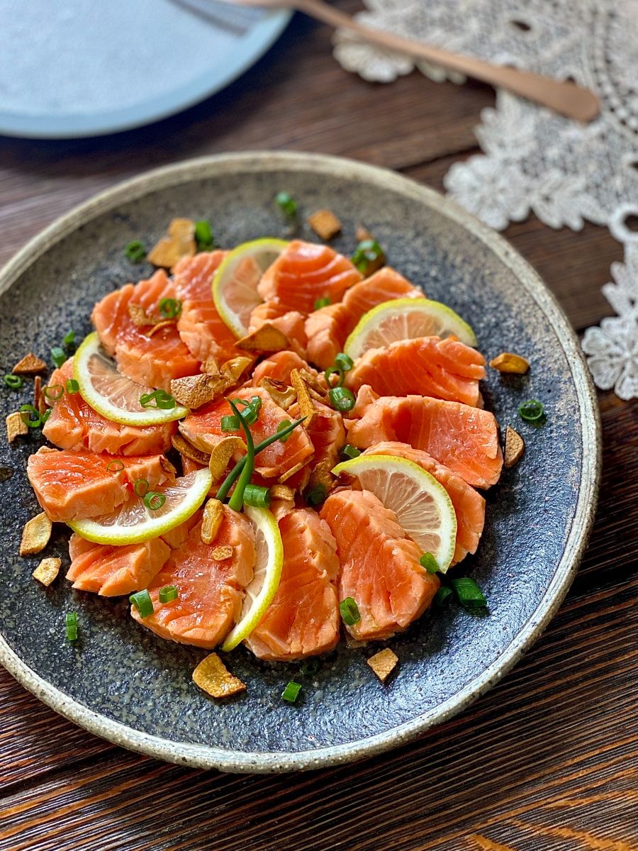 Seared Tataki Carpaccio-Style Salmon (サーモンのたたきカルパッチョ